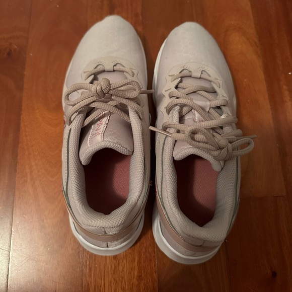 Nike Women’s Shoes, Size 7.5–Like new - Picture 1 of 4